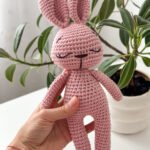 Nertas žaisliukas "Tamsiai rožinė zuikutė"